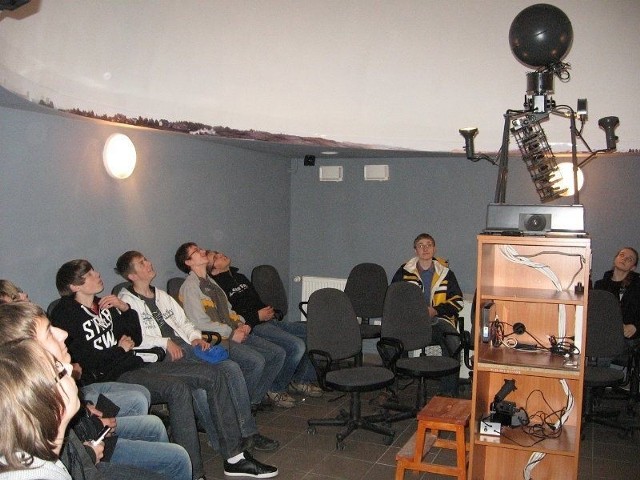 Uczniowie prywatnego gimnazjum w Skarżysku wiedzę zdobywają podczas zajęć praktycznych. Na zdjęciu podczas lekcji z astronomii.