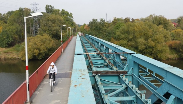 Z mostu, po którym kiedyś poruszały się pociągi, dziś korzystają głównie piesi i rowerzyści. Samorządowcy chcą natomiast przebudować go w taki sposób, by mogły tędy jeździć samochody.