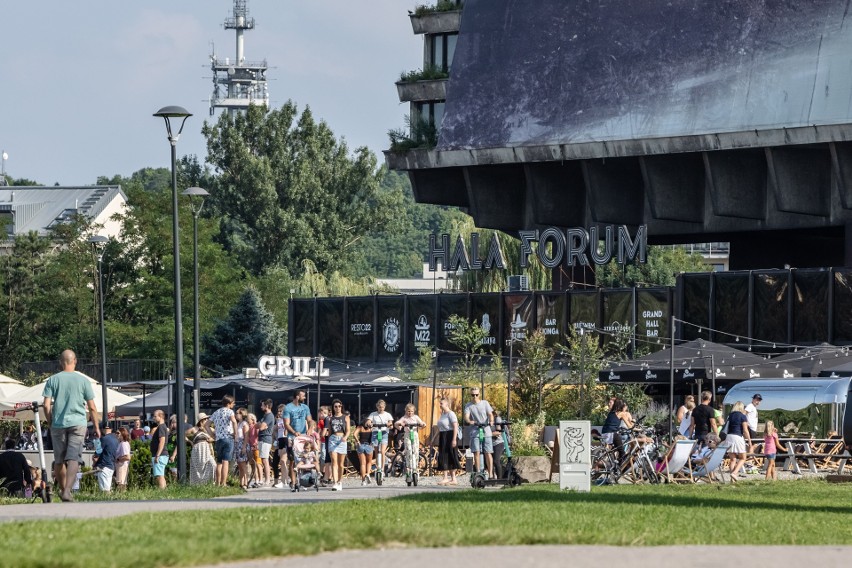 Kraków. Tłumy mieszkańców na alejkach i w ogródkach kawiarnianych nad Wisłą [ZDJĘCIA]