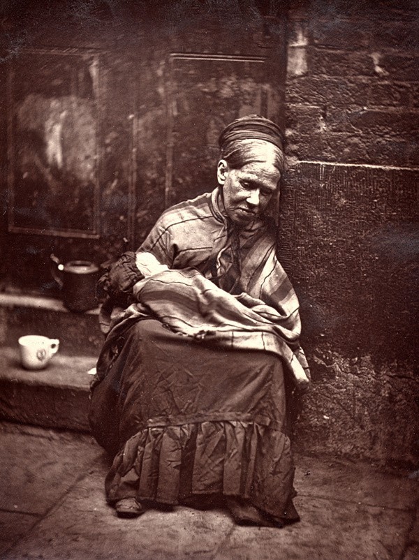 Życie biedoty w wiktoriańskim Londynie. Zobacz unikalne zdjęcia Johna Thomsona