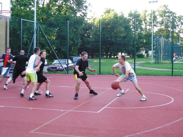 Miłośnicy koszykówki po raz pierwszy w historii spotkali się na boisku Orlik w Hajnówce.  Przy słonecznej pogodzie rozegrano dziesięć spotkań.  Zawodnicy chwalili poziom sportowej rywalizacji, organizację oraz warunki na boisku.