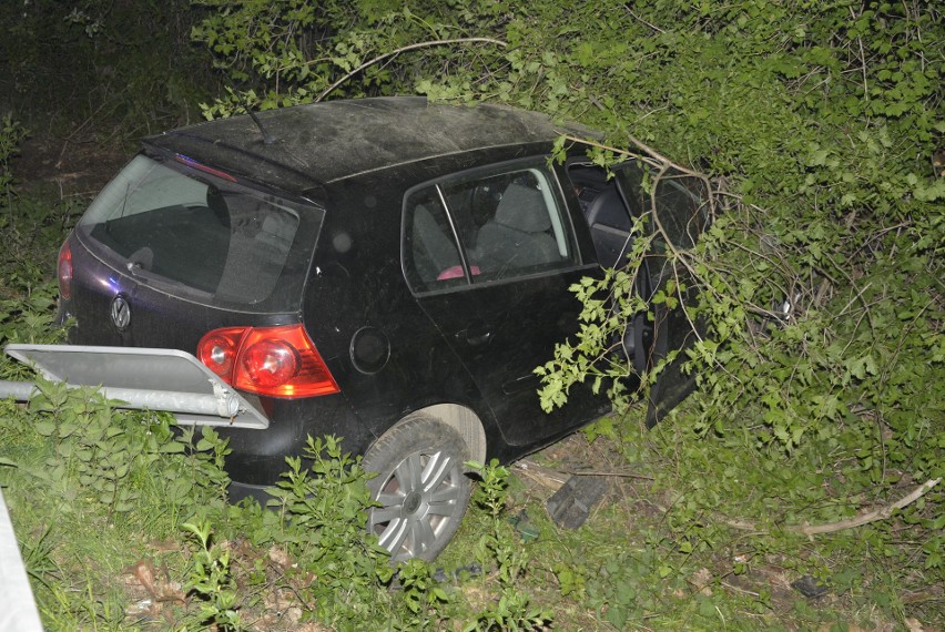 Nocny wypadek w Huwnikach koło Przemyśla. Dwóch pijanych mężczyzn jechało golfem [ZDJĘCIA]