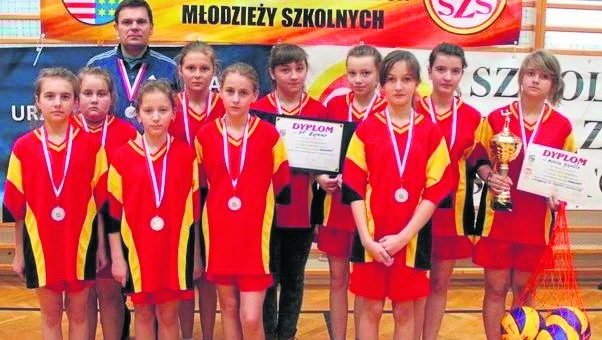 Szkoła Podstawowa z Łomna spisała się bardzo dobrze - zajęła drugie miejsce w turnieju dziewcząt rozegranym w Mircu. 