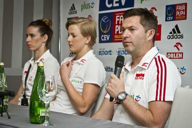 Od lewej Izabela Bełcik, Joanna Wołosz, trener Piotr Makowski podczas czwartkowej konferencji prasowej