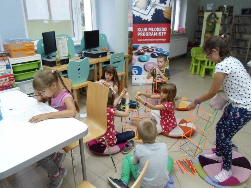 "Bystrzaki" wykazały się logicznym myśleniem. Ciekawe zajęcia w filii biblioteki [zdjęcia]