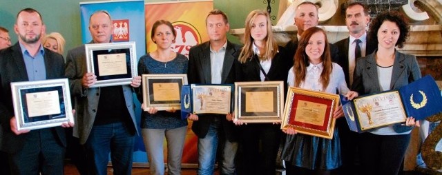  Przedstawiciele szkół z powiatu staszowskiego, którzy odebrali wyróżniania za współzawod-nictwo sportowe w roku szkolnym 2013/2014 przyznane przez Szkolny Związek Sportowy. 