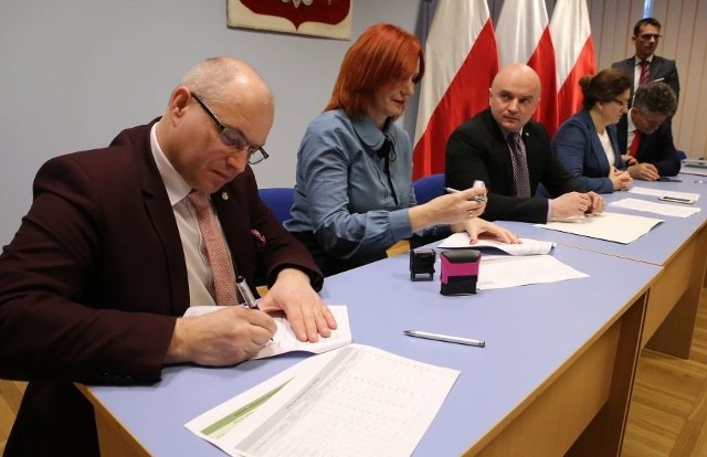 Podczas podpisania umowy w Świętokrzyskim Urzędzie Wojewódzkim obecni byli Tomasz Staniek, starosta opatowski oraz Małgorzata Jalowska, wicestarosta opatowski.