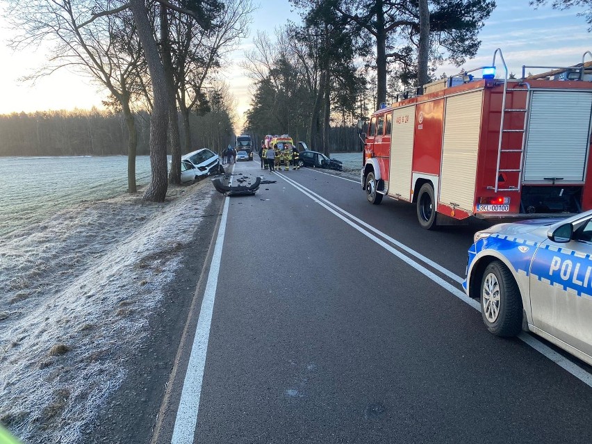 Mały Płock. Wypadek na DK 63 na trasie Kolno - Łomża. Seat zderzył się z fordem. Dwie osoby ranne [ZDJĘCIA]