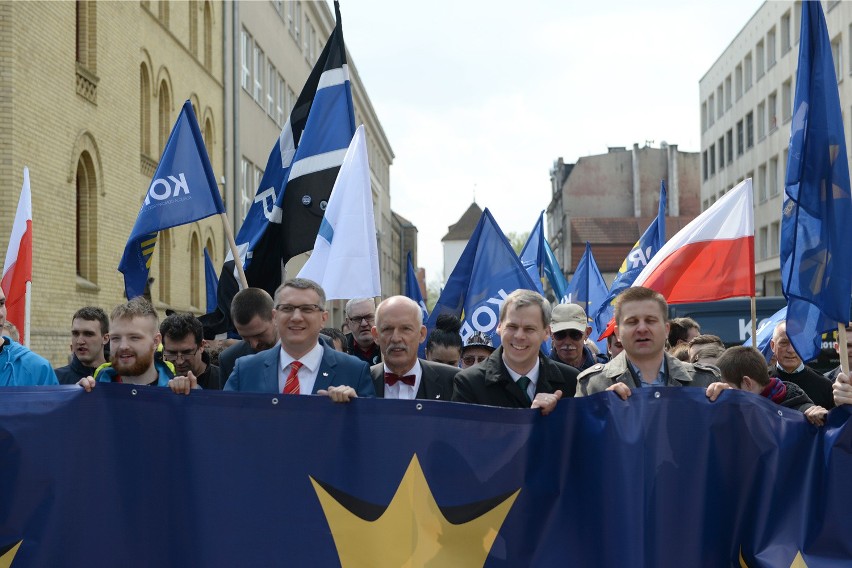 Akcja "Stop podatkowi PIT" w Gdańsku. Janusz Korwin - Mikke i happening pod Neptunem [ZDJĘCIA]