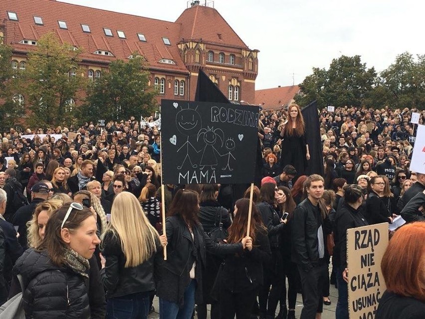 RELACJA NA ŻYWO Z PIKIETY: Strajk Kobiet w Szczecinie....