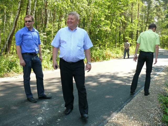 Uradowany wójt Pysznicy Tadeusz Bąk na drodze w Kuziorach, z prawej starosta Robert Fila, z lewej jego zastępca Mariusz Sołtys.