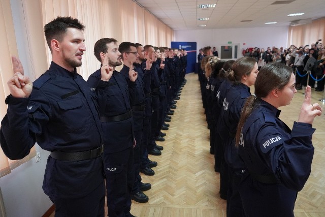 Ślubowanie nowych policjantów i wręczenie odznaczeń dla władz KWP Bydgoszcz.