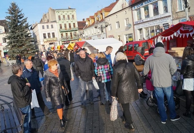 Dopisała pogoda. Dopisali też kupcy i kupujący. Na inowrocławskim Rynku odbył się IV Kiermasz Świąteczny.