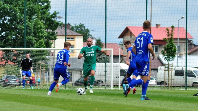 Łukasz Matusiak (z piłką) zagra w czwartek w Radomiaku w meczu z  FC Viitorul.