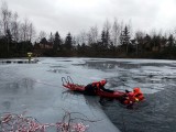 Załamał się lód. Strażacy z Bielska-Białej ćwiczyli na akwenie, jak ratować w takiej sytuacji