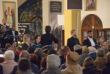 W Olkuszu odbył się koncert "Razem przeciwko pandemii". Tylko dlaczego zorganizowano go w pełnym ludzi kościele? [ZDJĘCIA]