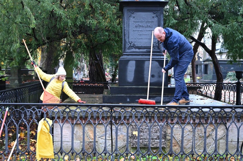 Towarzystwo Przyjaciół Kielc sprząta nagrobki na Cmentarzu...