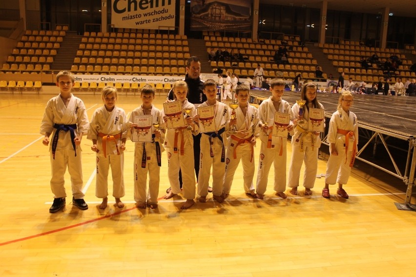 Pięć medali niepołomickich karateków