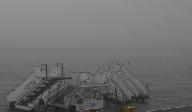 Mgła utrudnia funkcjonowanie lotniska w Rębiechowie