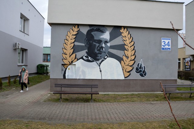 Mural Lucjana Treli - legendy polskiego pięściarstwa, na parterowym budynku przy Spółdzielczym Domu Kultury