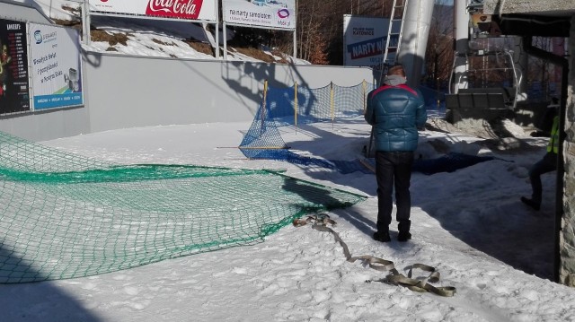 Wypadek na wyciągu narciarskim w Wiśle Soszowie. Z kanapy spadło dwóch mężczyzn?