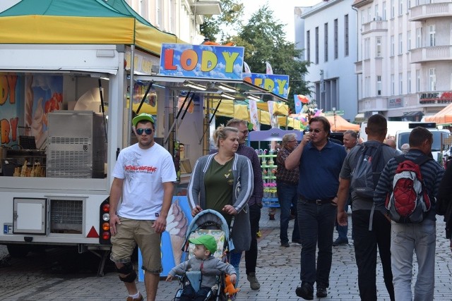 W sobotę, 2 września, o godz. 10.00 stoiska na jarmarku winobraniowym w Zielonej Górze rozpoczęły sprzedaż. Mimo wczesnej pory i niepewnej pogody, pojawiło się wielu kupujących. Zielonogórski deptak został opanowany, przez handlowców z całej Polski. Odwiedzający tegoroczne święto winobrania, oprócz wina będą mogli skosztować wieku potraw doskonale znanych z poprzednich lat, takich jak grill, burgery, oscypki i pajdy pieczywa ze smalcem. Ponadto można zakupić każdy element ubrania, pościel, firany itp. Pojawiły się również stoiska z zabawkami, wisiorkami, a także obrazami. Znalazło się również miejsce dla przedstawicieli wielu firm, którzy reklamują produkty swoich firm.Zobacz też: Winobranie 2017. Znamy program Winobrania! Kto wystąpi w Zielonej Górze?