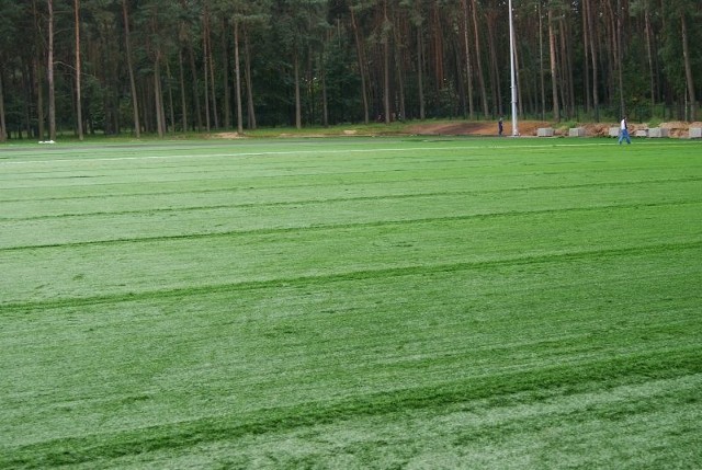 Nowe, pokryte sztuczną trawą boisko spełnia normy federacji piłkarskiej.