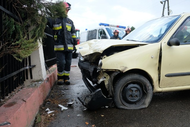 Do wypadku doszło w środę w Stubnie w powiecie przemyskim.- Kierujący fiatem seicento jadąc od strony Stubienka, na łuku drogi stracił panowanie nad pojazdem, pojechał na wprost i uderzył w ogrodzenie kościoła - powiedziała mł. asp. Marta Fac z KMP w Przemyślu.47-letni mieszkaniec pow. jarosławskiego uskarżał się na ból w klatce piersiowej. Załoga pogotowia ratunkowego zabrała go szpitala.Wypadek na drodze krajowej nr 94 w Duńkowicach koło Radymna. Bus uderzył w BMW. 3 osoby zostały ranne