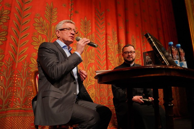 Jacek Jaśkowiak i ksiądz Radosław Rakowski prowadzili lekcję religii w Teatrze Polskim.