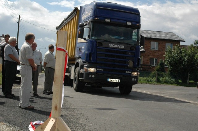 Drogą w Uszycach jeżdżą samochody ciężarowe i dostawcze.