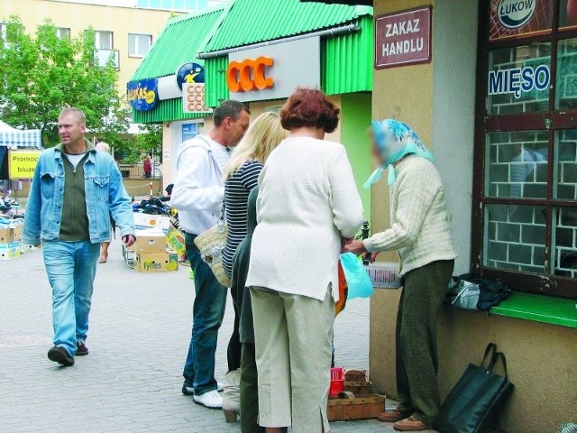 Pomimo wywieszenia tabliczek z zakazami, wokół bloku przy ul. Mickiewicza 51 drobny handel kwitnie każdego dnia. &#8211; A w czwartki trudno się tędy przecisnąć &#8211; mówią mieszkańcy.