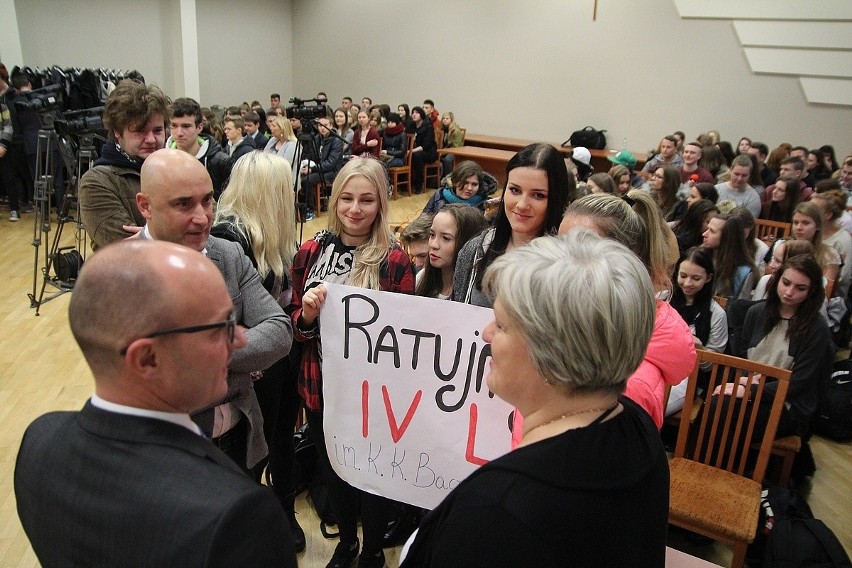 Uczniowie IV LO we Włocławku protestują na sesji rady miasta [zdjecia i wideo]