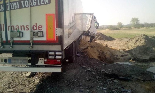 Do zdarzenia doszło w środę, 24 kwietnia, na drodze koło Trzebiechowa. Ciężarówka wyładowana mięsem wypadła  z drogi i zaryła się na poboczu.Kierowca ciężarówki podczas jazdy wypadł z drogi i zarył w miękkim poboczu. Ciężarówka wiozła transport półtuszy wieprzowych. Na szczęście nikomu nic się nie stało. Wyciąganie ciężarówki trwało kilka godzin. Zobacz wideo: Jak udzielać pierwszej pomocy ofiarom wypadków