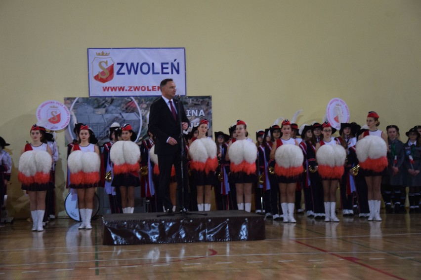 Prezydent Andrzej Duda złożył oficjalną wizytę w Zwoleniu. Wcześniej odwiedził też gospodarstwo w gminie Zakrzew