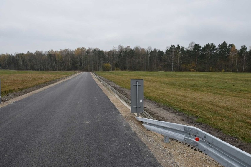 Zakończony pierwszy etap remontu ważnej drogi w gminie Mirzec. Zobaczcie jak się prezentuje pierwsze kilkaset metrów [ZDJĘCIA]