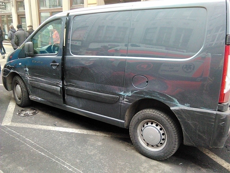 Wrocław: Wypadek na Krupniczej. Tramwaj wykoleił się i uderzył w samochody. Są ranni (ZDJĘCIA, FILM)