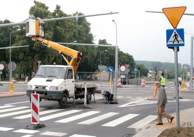 Miejscy drogowcy otworzą wszystkie wloty skrzyżowania ulic Malczewskiego, Kelles-Krauza i Wernera pod warunkiem, że będą działały prawidłowo światła na wszystkich przebudowanych skrzyżowaniach.