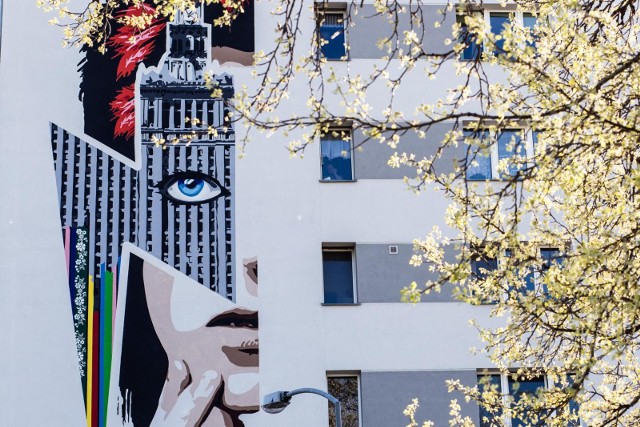 Zapraszamy na niezwykły wirtualny spacer po Warszawie śladem jej 25 najbardziej niesamowitych murali. Kogo lub co przedstawiają, gdzie się znajdują, jakie mają historie? Przekonajcie się i zaplanujcie odwiedziny przy tych niezwykłych dziełach miejskiej sztuki.