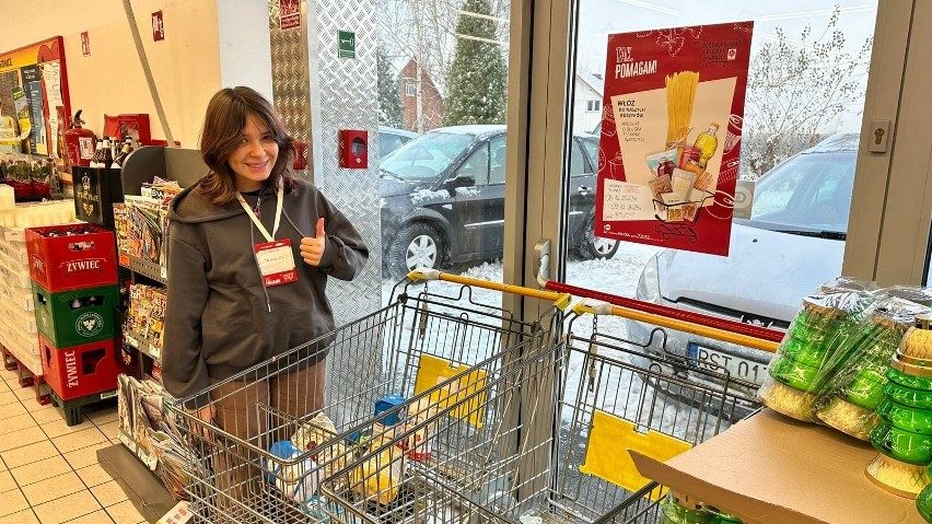Uczniowie szkół w Gorzycach byli wolontariuszami Ogólnopolskiej Zbiórki Żywności Caritas. Zobaczcie zdjęcia