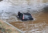 Pływający samochód w Lubuskiem! Kobieta zjechała z drogi w Gubinie i wpadła do rzeki