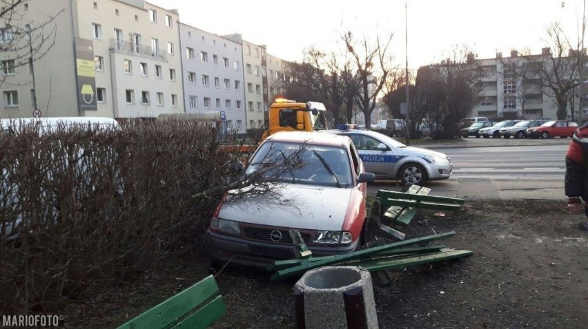 Opel staranował ławki przy przystanku MZK w Opolu. Kierowca był pijany
