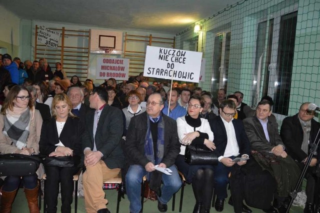 Niespokojna atmosfera na spotkaniu władz Starachowic z mieszkańcami Kuczowa. Ludzie nie chcą przyłączenia sołectwa do Starachowic.