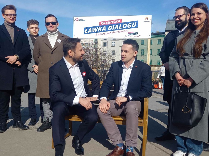 "Krakoska ławka dialogu" nowym rekwizytem w kampanii Aleksandra Miszalskiego. Kandydat PO na prezydenta chce też konta obywatelskiego