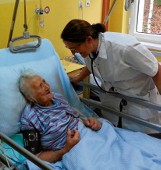 W szpitalach przybywa pacjentów seniorów