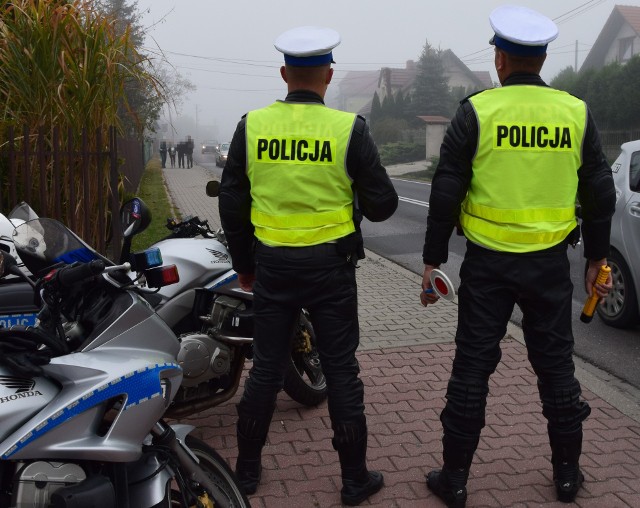Policjanci drogówki podczas kontroli prowadzonych na drogach powiatu krakowskiego