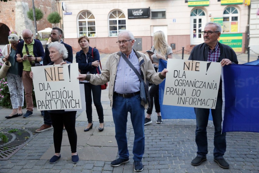Pikieta „w obronie wolnych mediów” pod biurem PiS w Lublinie. Zobacz zdjęcia   