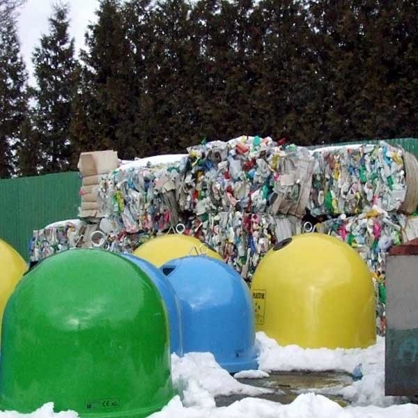 Po przewiezieniu do punktu zbiorczego odpady są jeszcze raz segregowane, następnie prasowane w kostkę i przekazywane recyklingu.