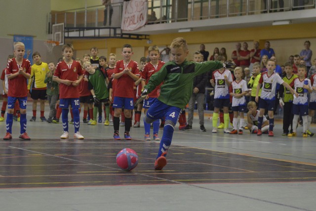 W niedzielę (10 listopada) odbył się Kobylnica Cup 2019. Turniej młodych piłkarzy zorganizowany został z okazji Święta Niepodległości. Zobacz zdjęcia.