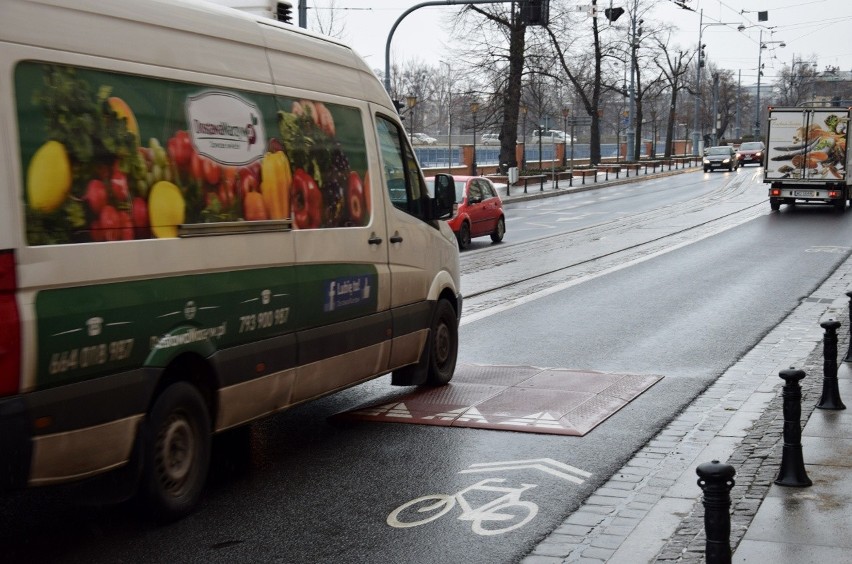 Progi mają służyć rowerzystom. Na razie denerwują kierowców