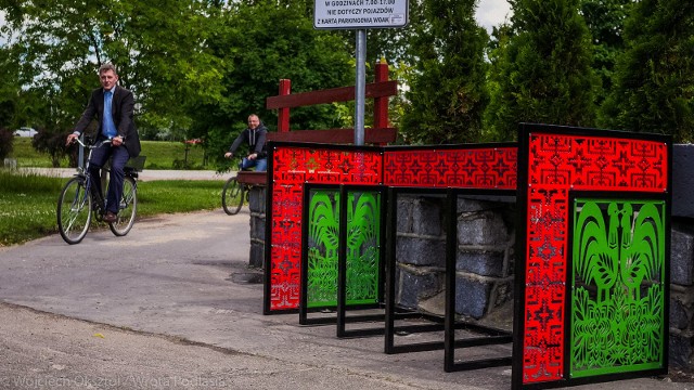 Ażurowy stojak rowerowy inspirowany regionalnym wzornictwem ludowym został zamonto-wany przy wejściu do białostockich Spodków.